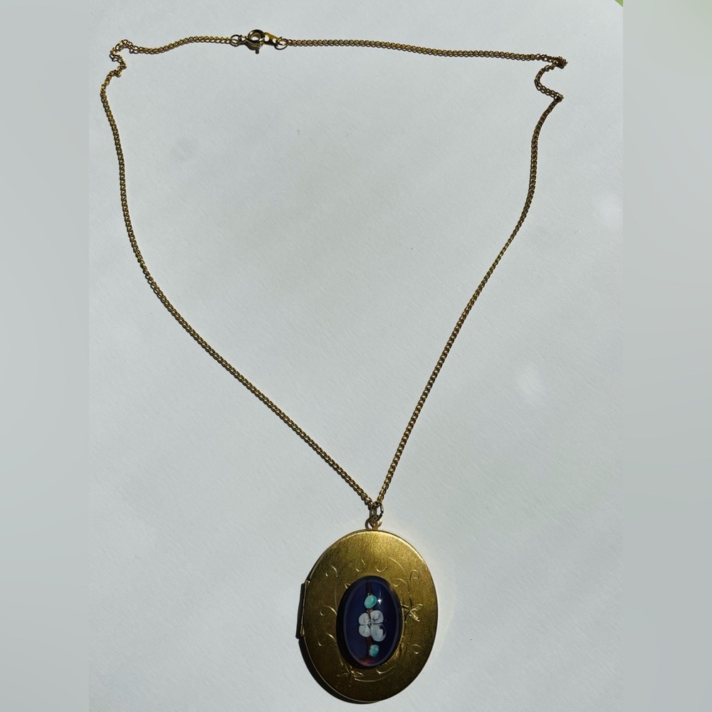 Vintage Locket With Etched Design And Glass Cherry Blossom Cabochon - Picture 9 of 10